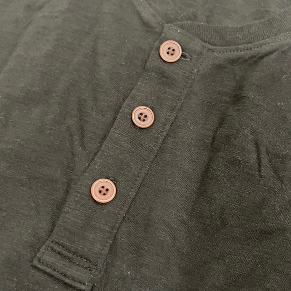 🔳GAP V-NECK TEE WITH HENLY BUTTONS🔳 - Picture 3 of 6